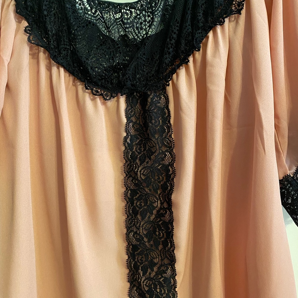 Flowy Lace Top - Picture 2 of 4